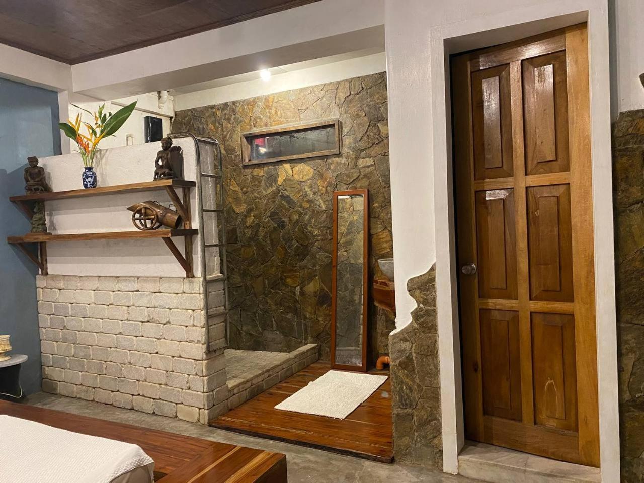 Stone Creek House Bed and Breakfast Romblon Eksteriør billede